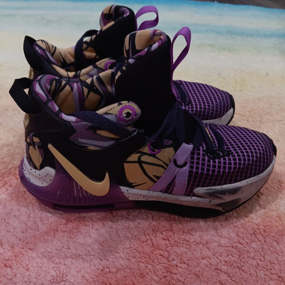 Nike Youth LeBron Witness 7 SE GS Lakers Graffiti sneakers Size 4 - Picture 1 of 8